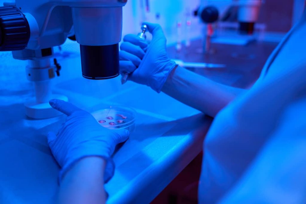 embryologist-in-a-modern-cryo-laboratory-works-wit-2023-11-27-05-32-58-utc